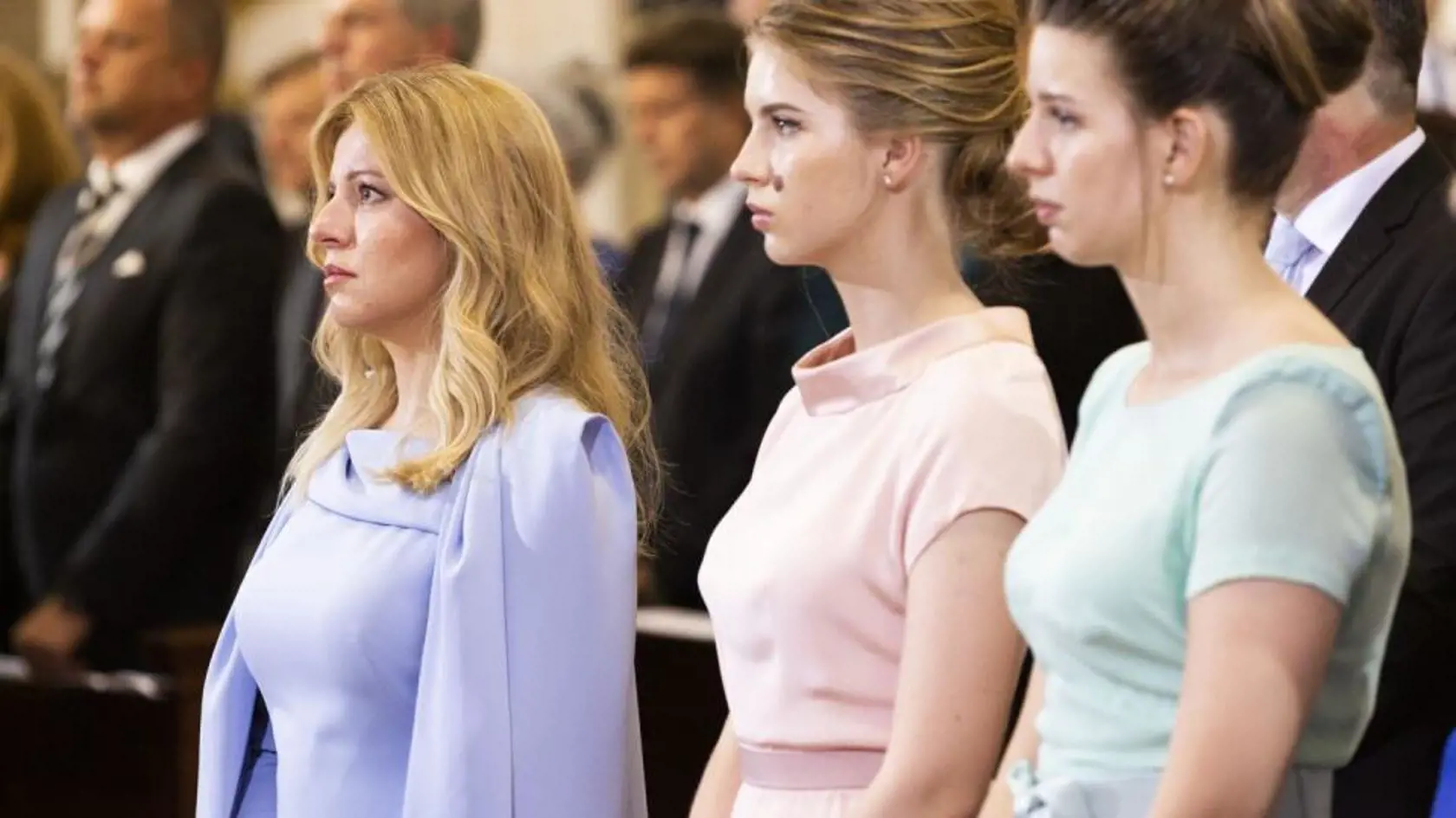 Zuzana Čaputová s dcérami na prezidentskej inaugurácii. Všetky mali šaty v jednej farbe, vďaka čomu boli veľmi elegantné. Pastelové farby ich zase zjemnili.