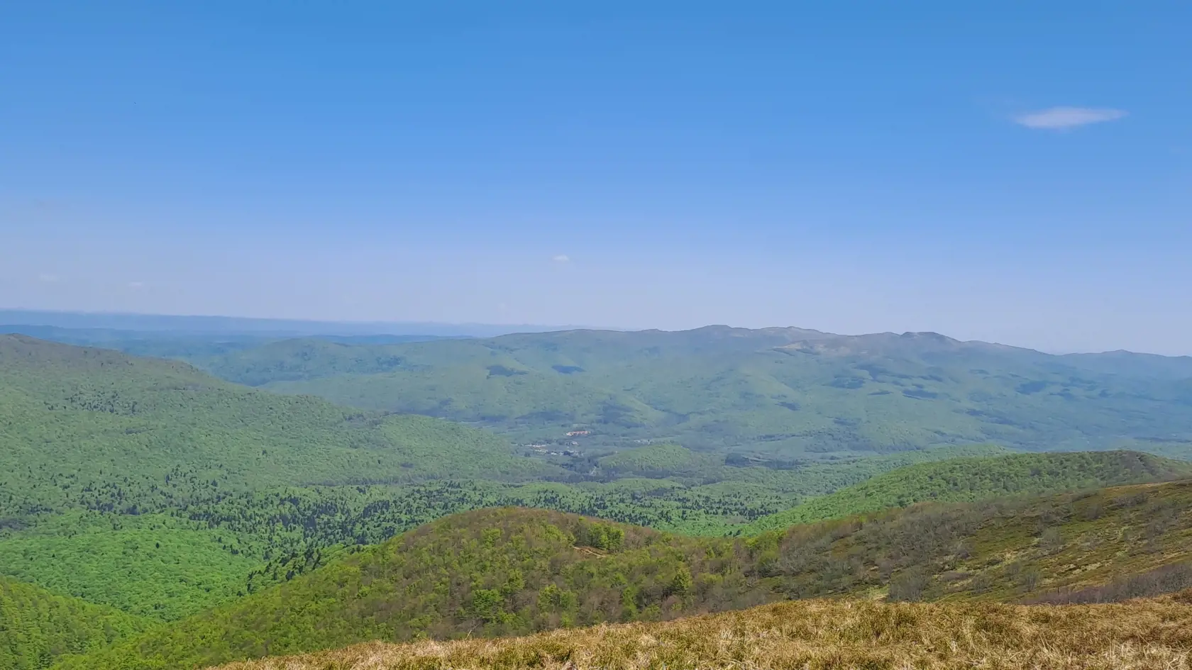 Hrebeňom cez štátnu hranicu vedie turistický chodník na Wielku Rawku a Malu Rawku v Bieščadskom národnom parku. Čakajú vás krásne výhľady.