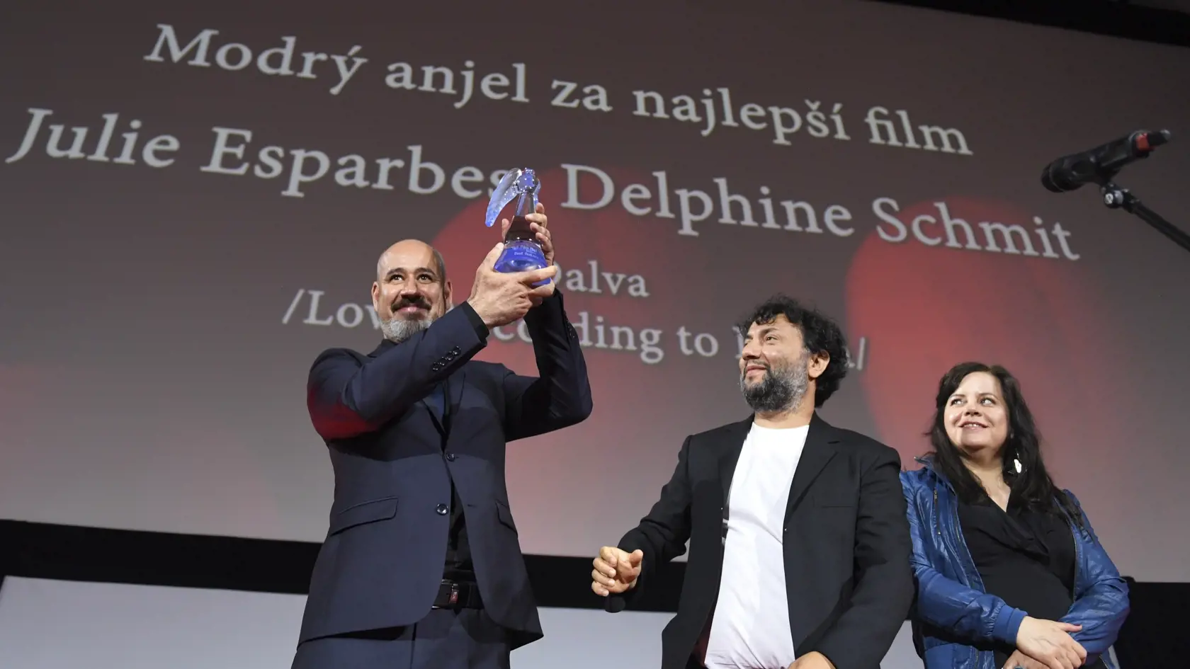 Viceprezident Francúzskej aliancie v Košiciach Denis Gehin (vľavo),  si prevzal cenu Modrého anjela za najlepší film počas záverečného ceremoniálu v Kunsthalle.