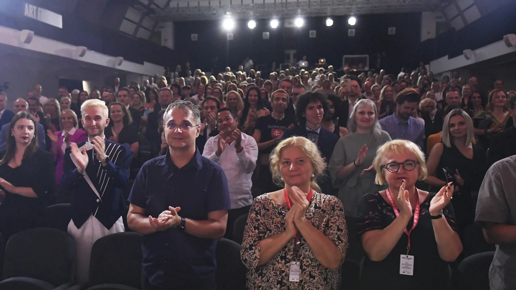 Diváci počas záverečného ceremoniálu v Kunsthalle v Košiciach neraz tlieskali v stoji.