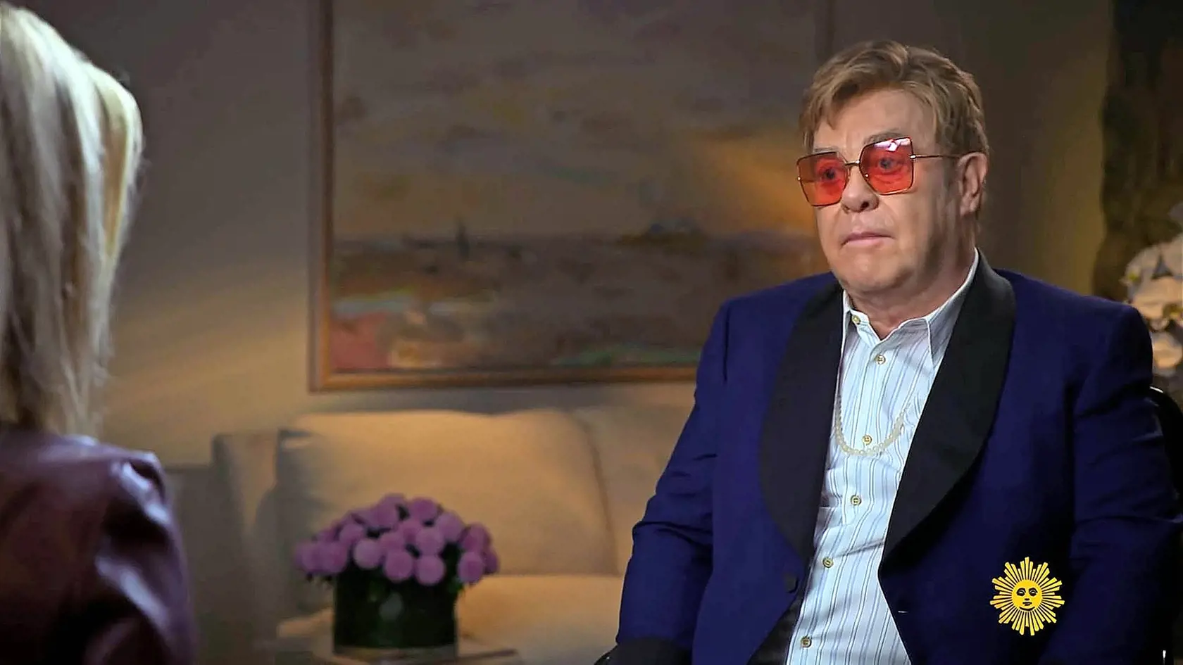 Elton John rozpráva o svojej autobiografii s názvom "Ja" v americkej televíznej šou CBS Sunday Morning.
Elton John talks about his autobiography, "Me"  on US TV show "CBS Sunday Morning"