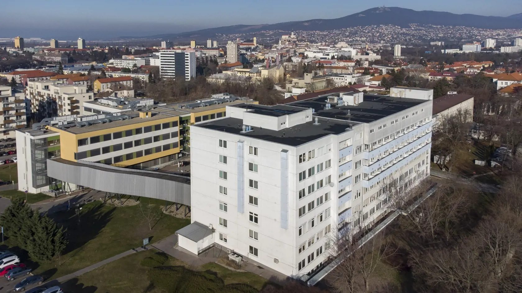 Fakultná nemocnica v Nitre si už najala externých anesteziológov. Hospitalizovaných je tu 13 covid pacientov, z toho 3 sú napojení na prístroje.
