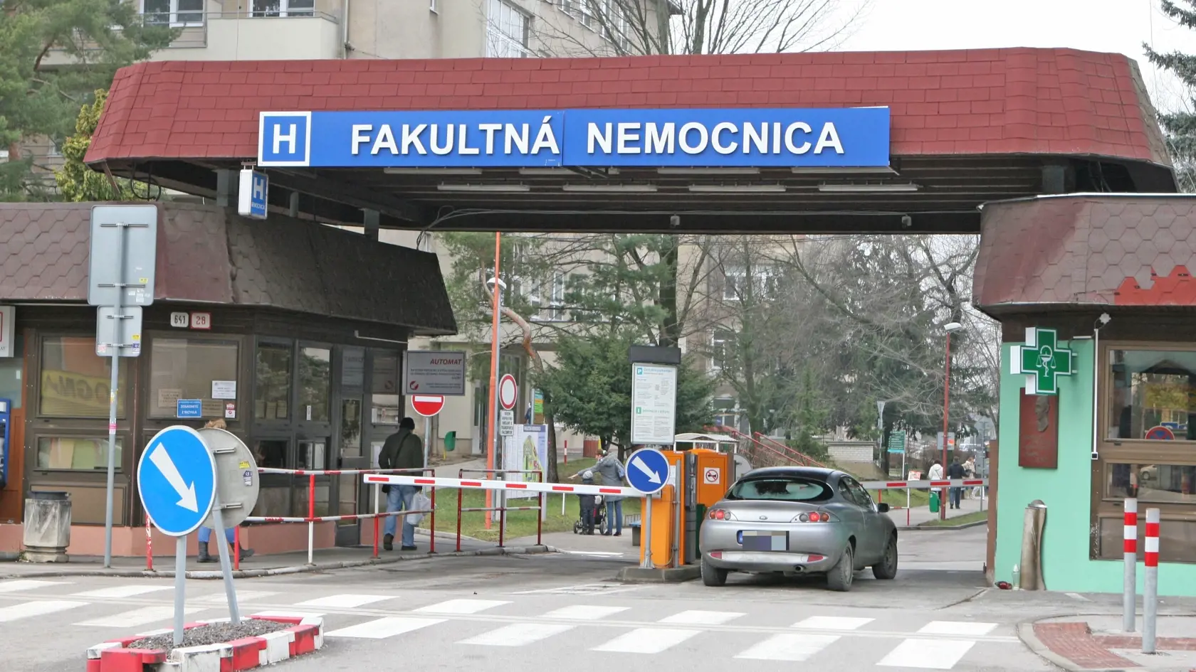 Trenčianska fakultná nemocnica pristúpila k obmedzeniu plánovaných operačných zákrokov, ľudí prosia o trpezlivosť. Hospitalizovaných majú 38 pacientov s covidom, z toho 4 na ventilácii.