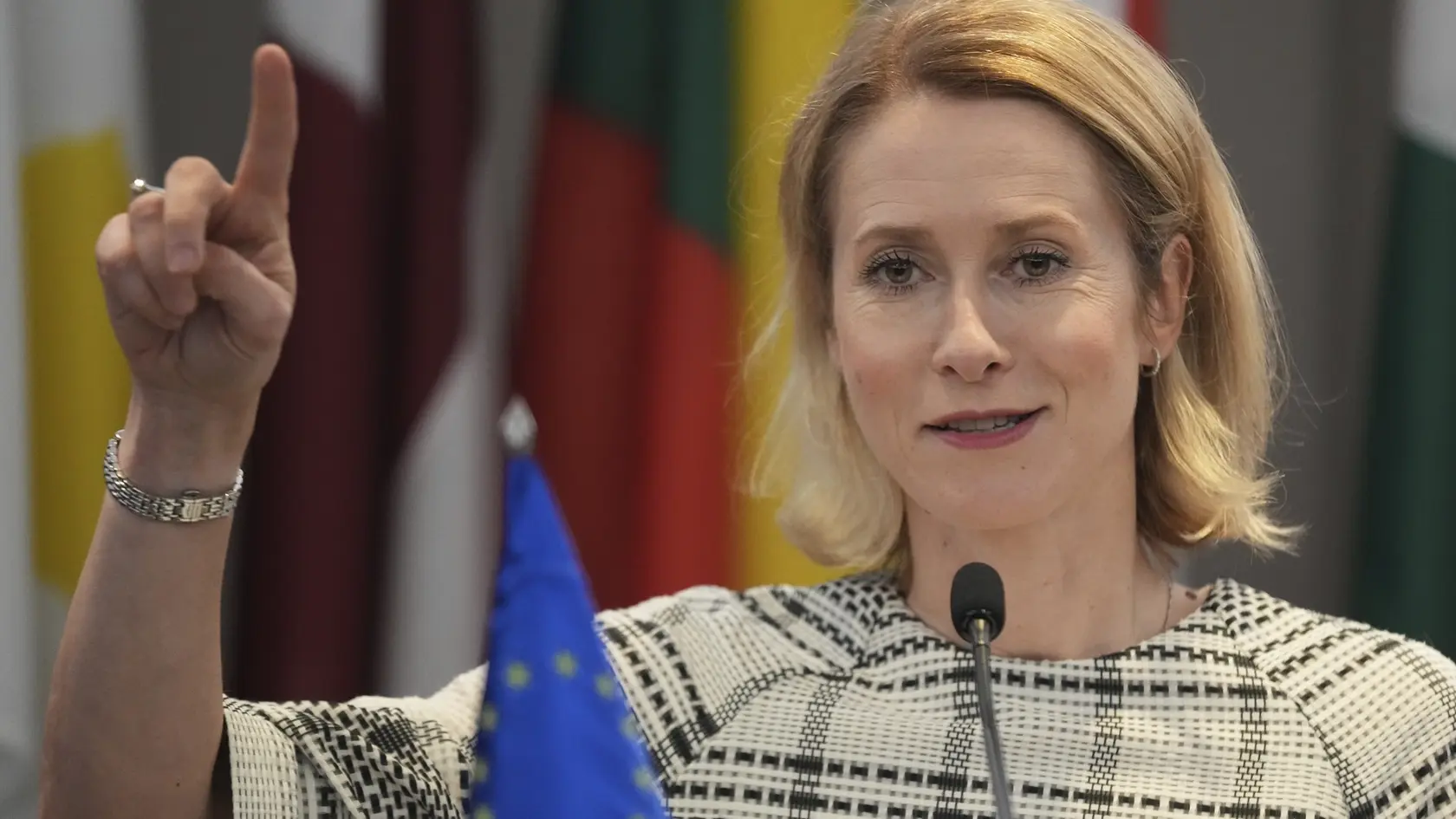 Šéfka diplomacie EÚ Kaja Kallasová gestikuluje počas tlačovej konferencie po stretnutí  s najvyššími predstaviteľmi Srbska v Belehrafe vo štvrtok 22. mája 2025.