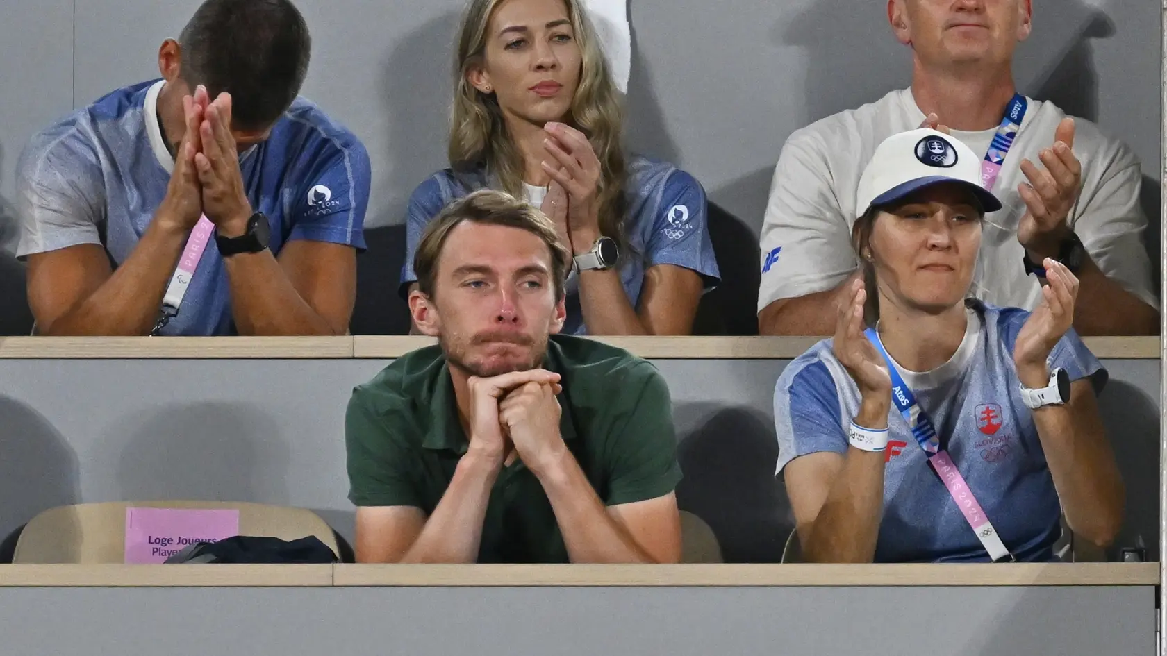 Na snímke slovenský tenista Lukáš Klein, priateľ Anny Karolíny Schmiedlovej, sleduje výkony svojej polovičky na olympijských hrách v Paríži vo štvrtok 1. augusta 2024.