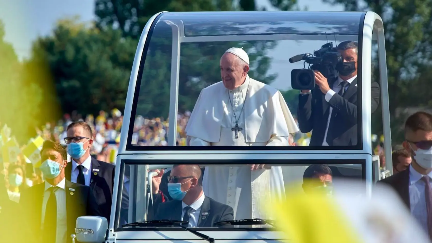 Jazda papamobilom pomedzi veriacich pred prešovskou mestskou halou pred začiatkom svätej liturgie.