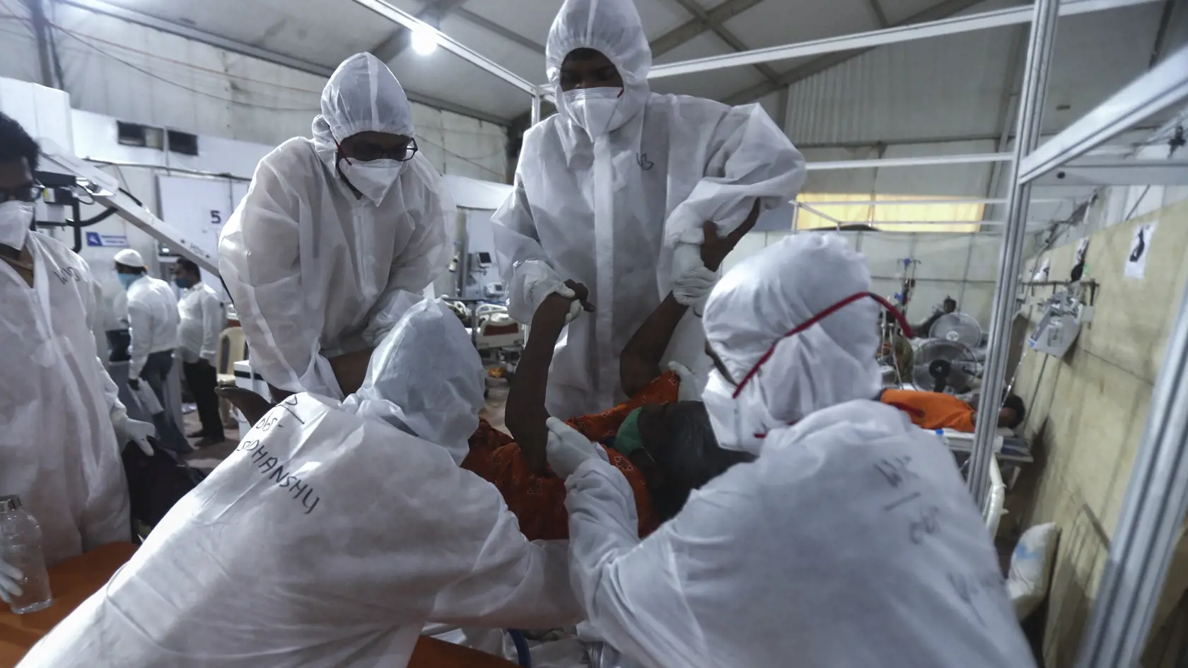 WA 14 Bombaj - Zdravotní pracovníci ošetrujú pacienta v dočasnej poľnej nemocnici, jednej z najväčších pre pacientov s ochorením COVID-19 v indickom meste Bombaj 6. mája 2021. FOTO TASR/AP  

 Health workers attend to a patient at the BKC jumbo field hospital, one of the largest COVID-19 facilities in Mumbai, India, Thursday, May 6, 2021.(AP Photo/Rafiq Maqbool)