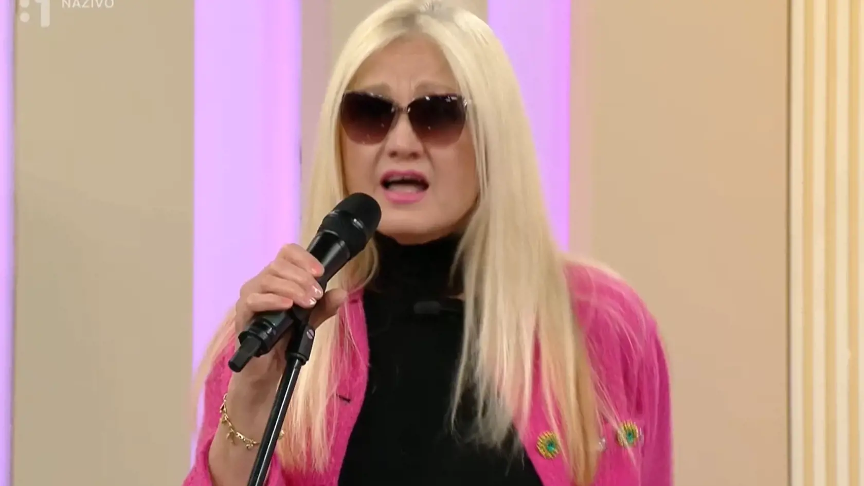 Júlia Hečková vyzerá na 62 rokov výborne. Spolu s bratom zaspievali novú pieseň v Dámskom klube na RTVS.