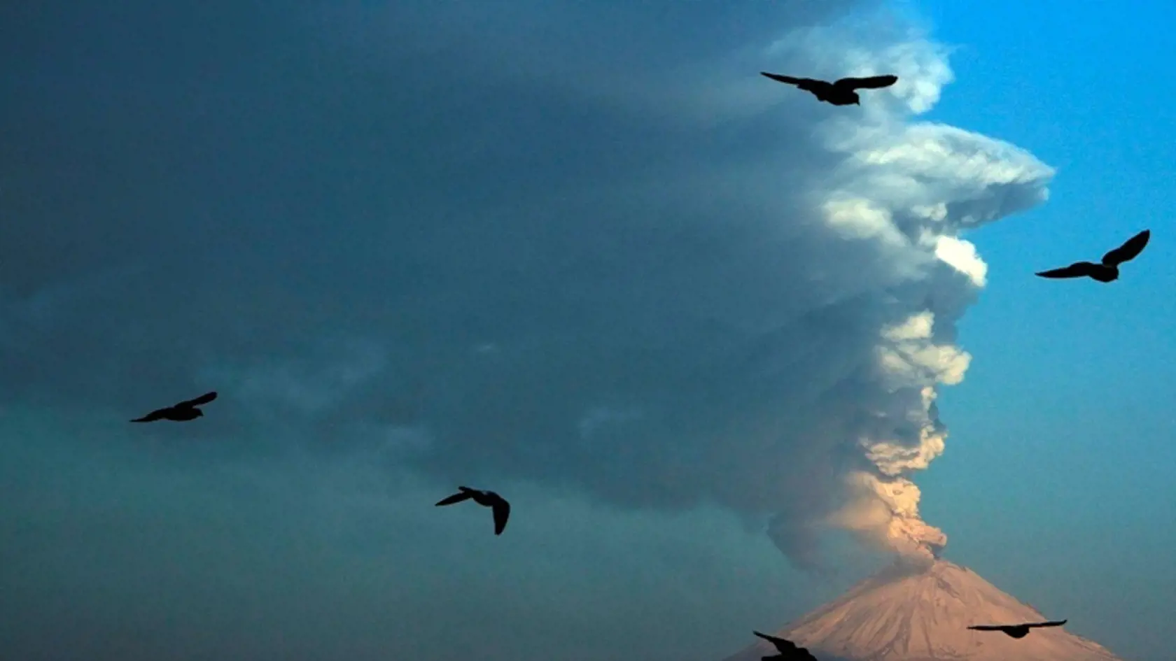 Mexická sopka Popocatepetl chrlila vo štvrtok rozžeravené skaly do výšky jedného kilometra.