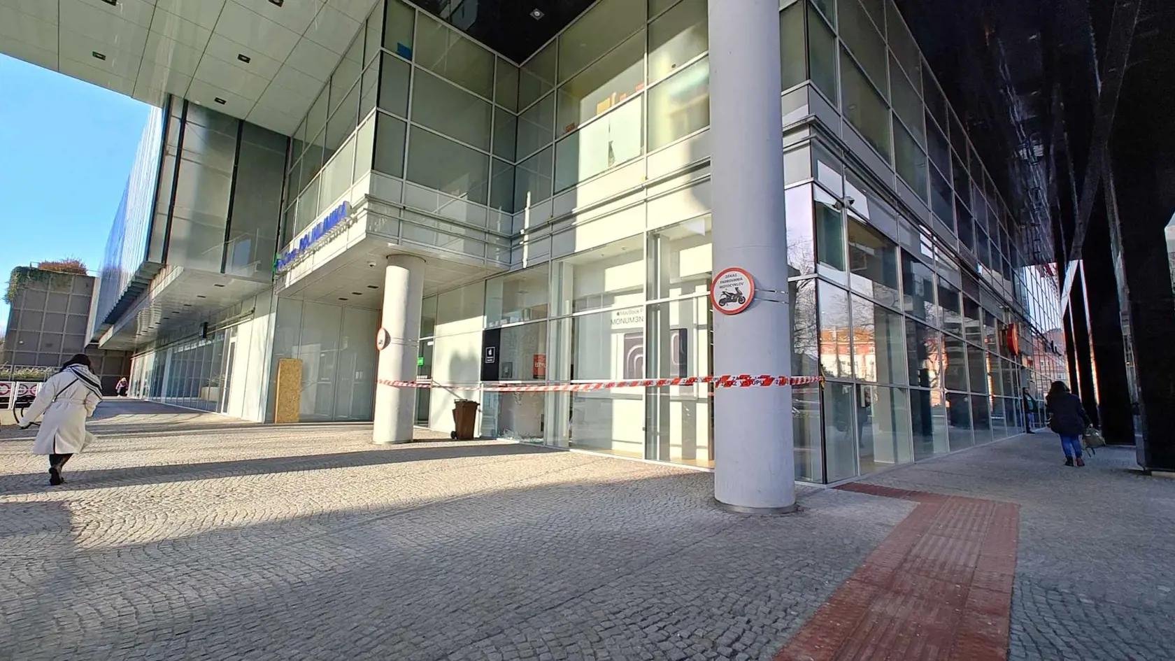 Na snímke rozbité sklo v bratislavskom nákupnom centre Central po nočnej krádeži v predajni Apple.