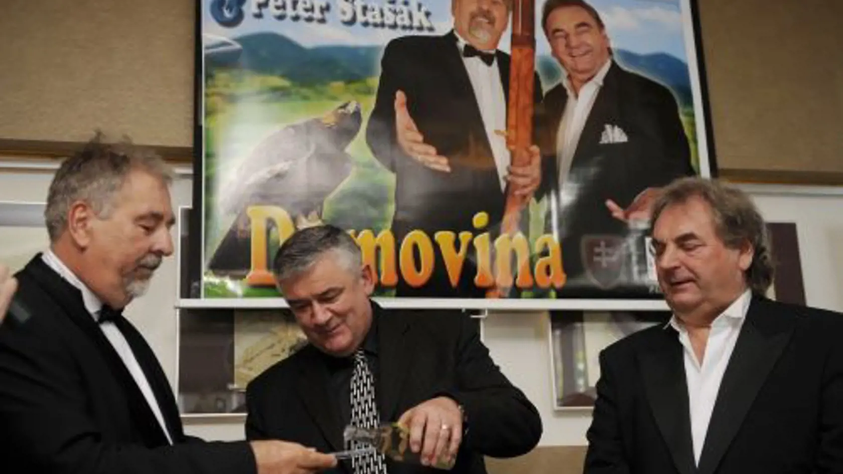 Na snímke uprostred Ján Slota krstí 21.apríla 2009 v Bratislave singel Domovina.
