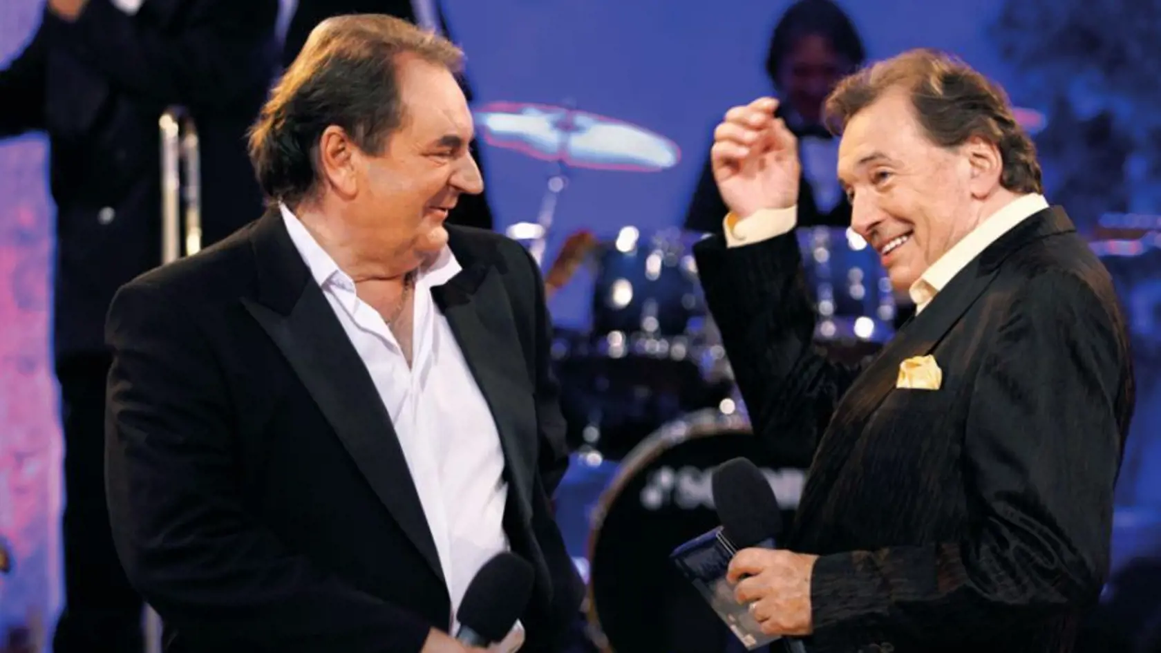 Karel Gott prijal pozvanie do Kaviarne Slávia a hostiteľovi daroval k narodeninám obraz.