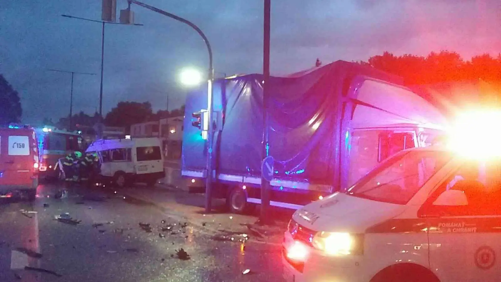Pri tragickej dopravnej nehode v Ružomberku prišli o život dve osoby.
