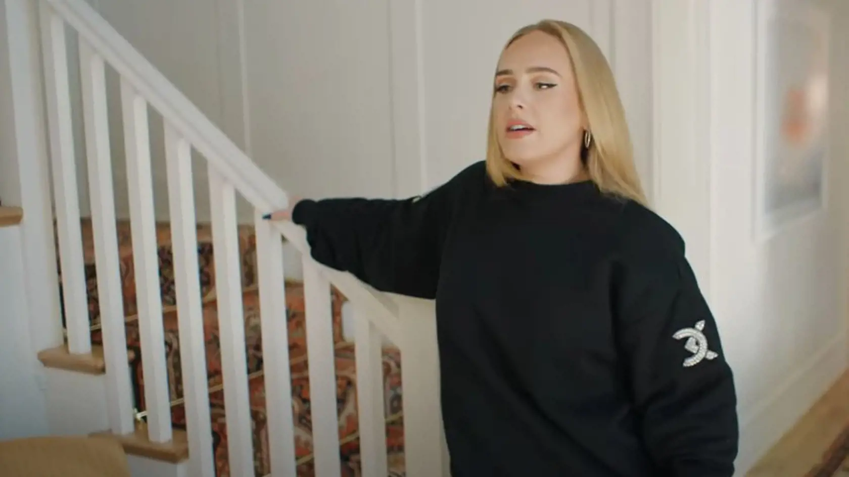 Britská speváčka Adele nechala svojich fanúšikov prostredníctvom magazínu Vogue a sociálnej siete youtube nahliadnuť do svojej luxusnej vily v Los Angeles za 9,5 milióna dolárov.