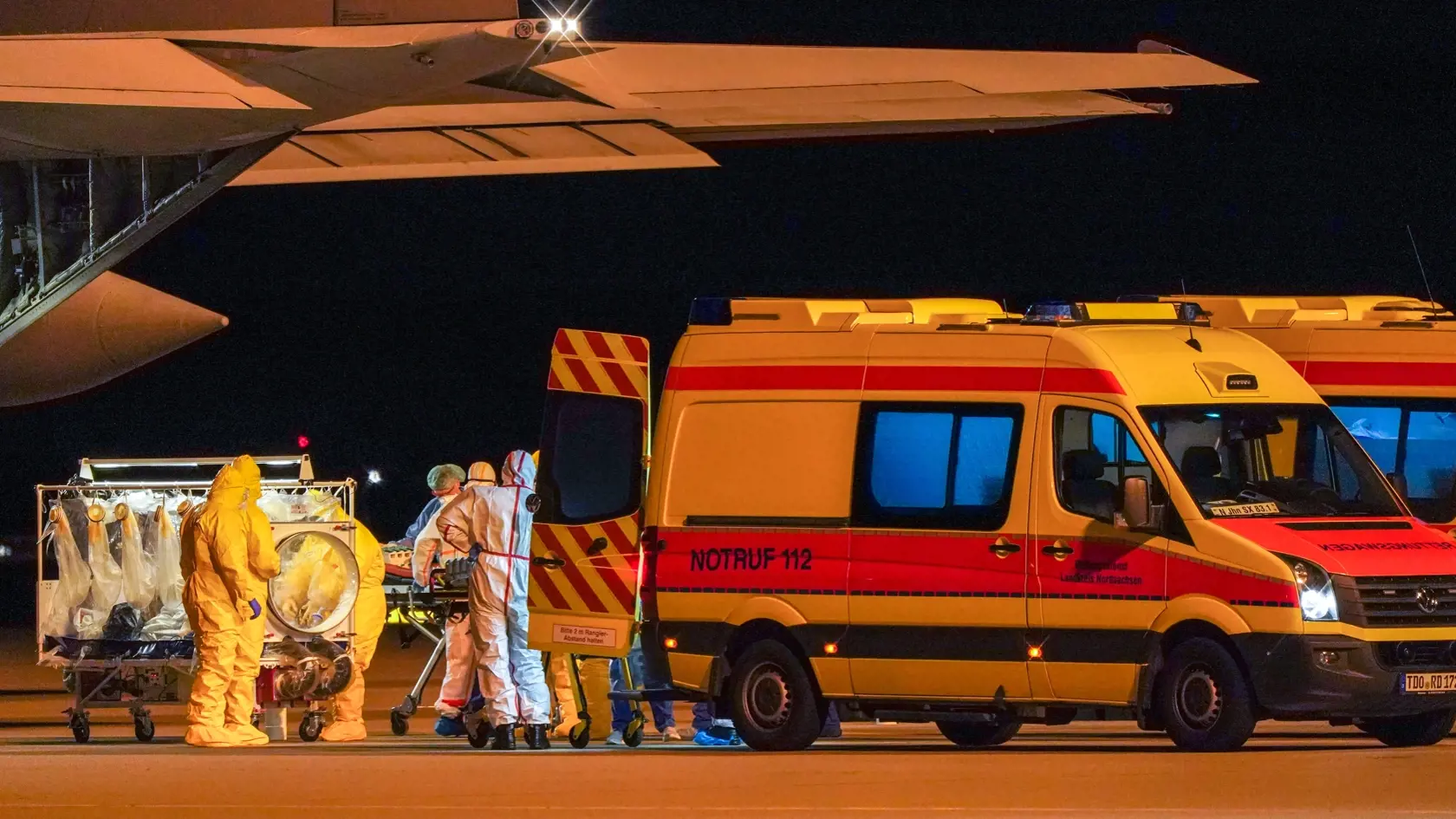 WA 4 Schkeuditz - Zdravotný personál v špeciálnych ochranných odevoch vynáša z vojenského lietadla typu Lockheed C-130 Hercules talianskych vzdučných síl talianskeho pacienta s koronavírusom na medzinárodnom letisku Lipsko/Halle neďaleko mesta Schkeuditz v nemeckej spolkovej krajine Sasko v utorok 24. marca 2020. Nemocnice v nemeckej spolkovej krajine Sasko prijmú najmenej šesť pacientov s koronavírusom z Talianska, ktorým ich vlasť nedokáže poskytnúť liečbu. Oznámil to v pondelok saský premiér 