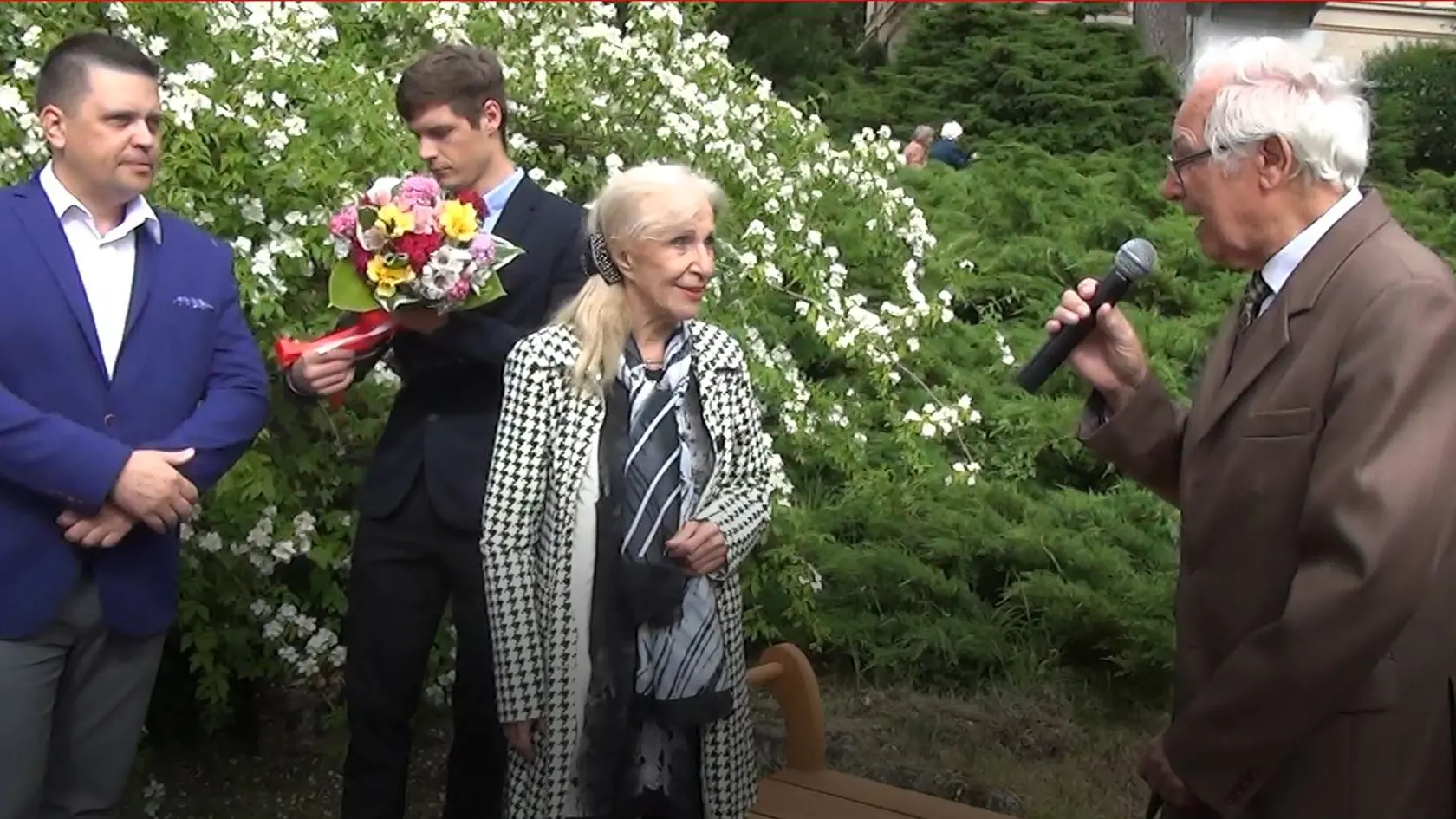 Mária Kráľovičová, Juraj Sarvaš a Rado Kuric v Parku velikánov v prostredí kúpeľov Sliač.
