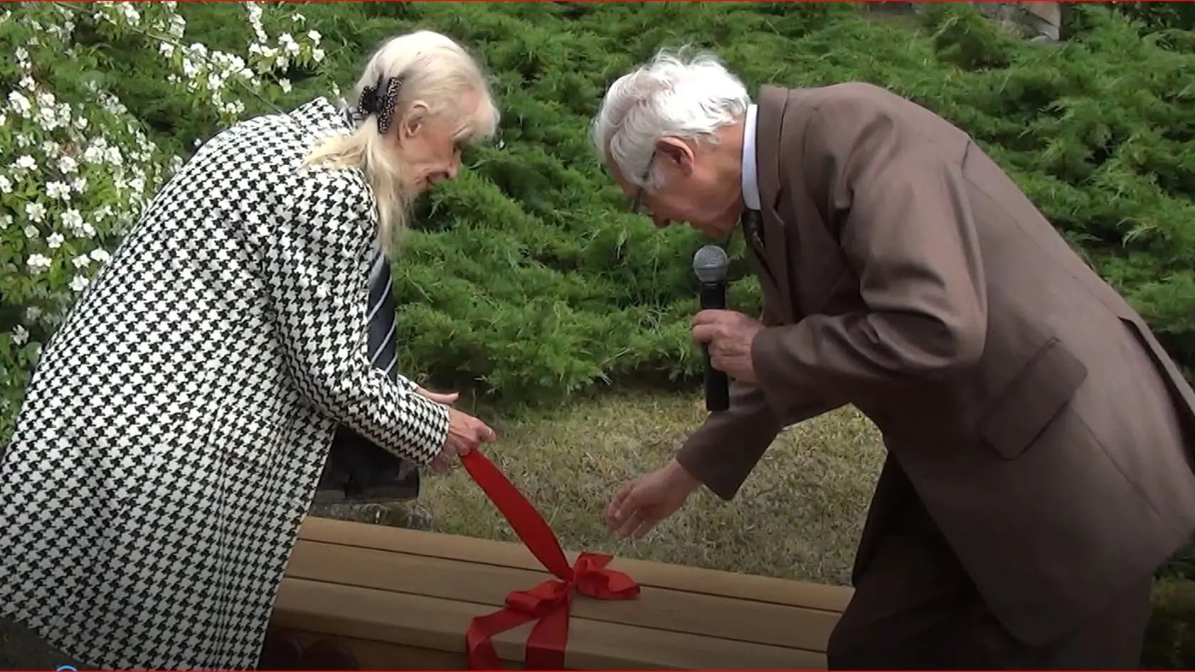 Mária Kráľovičová a Juraj Sarvaš pri odhaľovaní Lavičky slávy v Parku velikánov na SLiači.