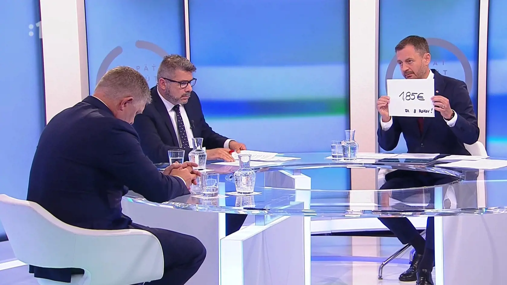 Robert Fico, Eduard Heger a moderátor Marek Makara v štúdiu RTVS.
