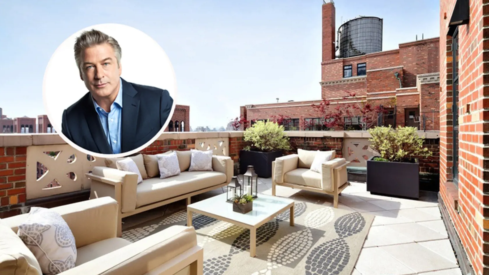 Alec Baldwin so svojou manželkou čakajú už tretie dieťatko. To určite znamená aj väčšie bývanie. Sú teda na love nehnuteľností a tento krásny penthouse v Chelsea im vraj padol do oka.