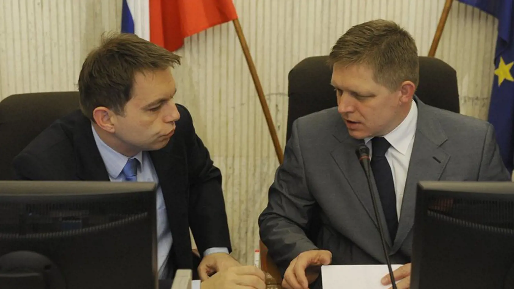 Vláda schválila programové vyhlásenie. Minister financií Peter Kažimír (vľavo) a predseda vlády SR Robert Fico.