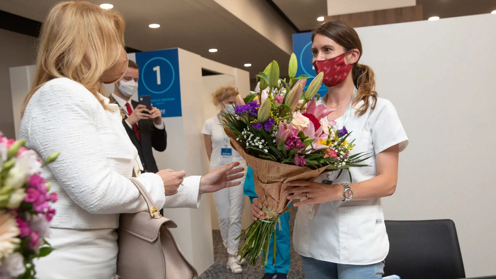 Na snímke je Zuzana Čaputová prezidentka Slovenskej republiky pri odovzdávaní kytíc vo vakcinačnom centre v Bratislave.