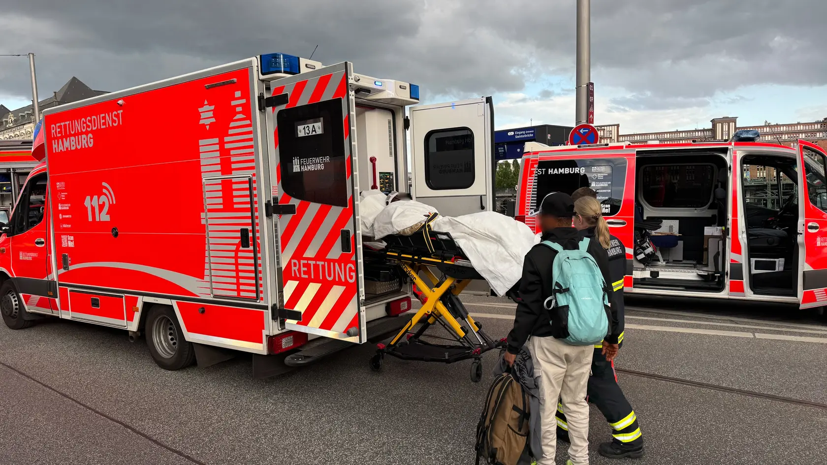 Na snímke policajti zasahujú po útoku nožom, ktorý sa odohral na železničnej stanici v meste Hamburg na severe Nemecka v piatok 23. mája 2025.