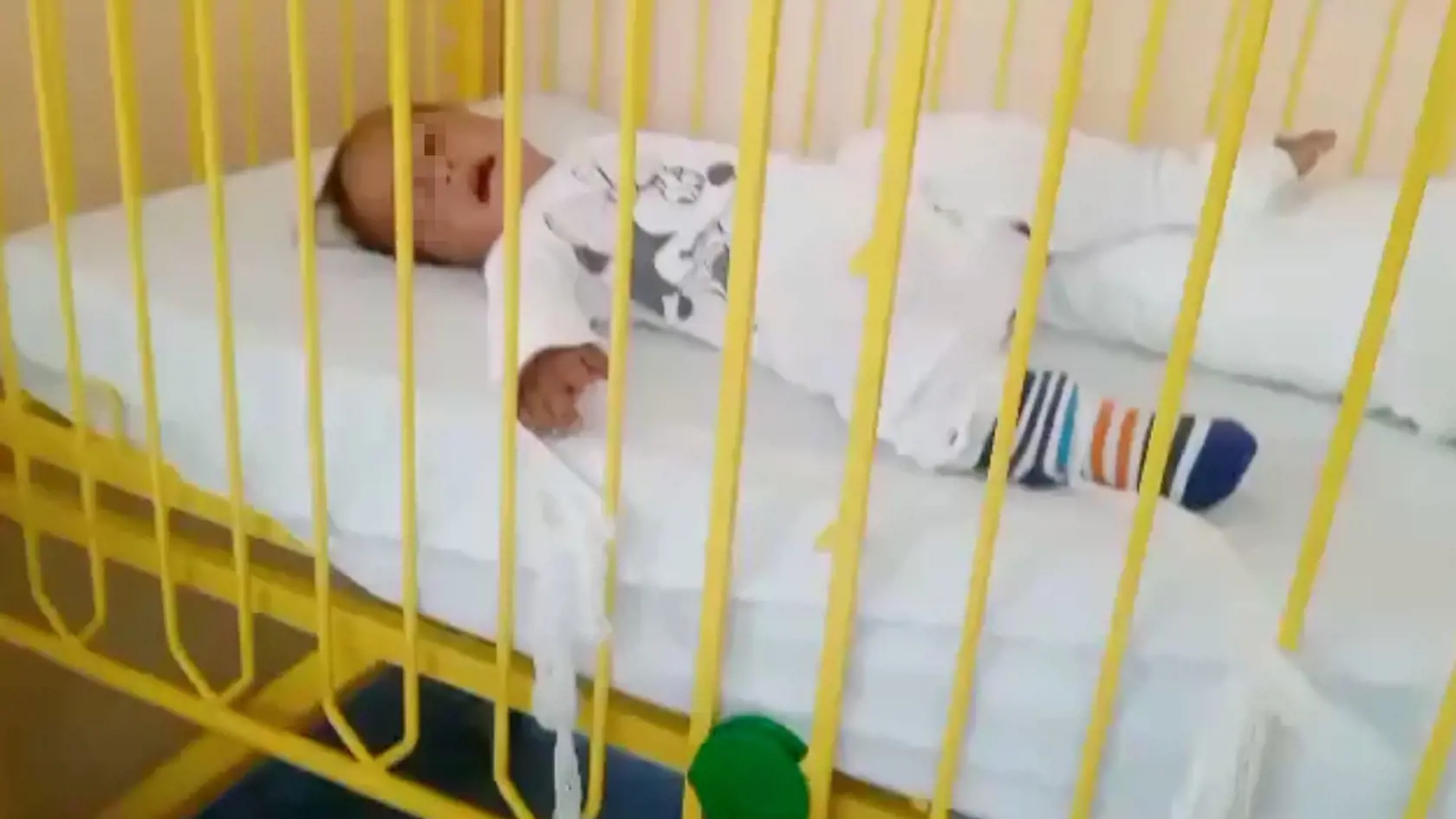 Jej sedemnásťmesačný syn bol hospitalizovaný v nemocnici. V čase, keď Erike príbuzná poslala fotky, ako s jej synom zaobchádzajú, bola doma s dcérou.