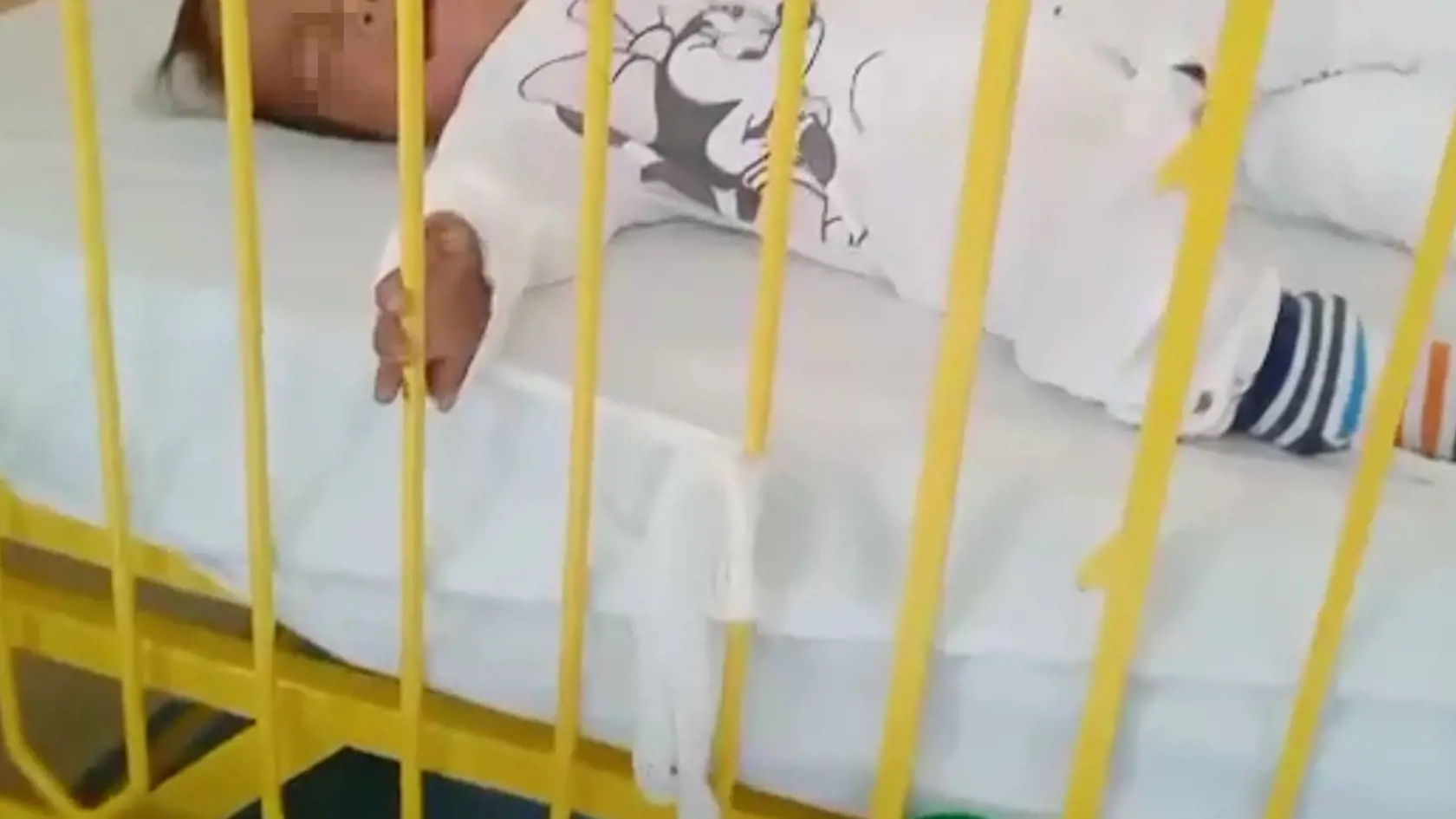 Jej sedemnásťmesačný syn bol hospitalizovaný v nemocnici. V čase, keď Erike príbuzná poslala fotky, ako s jej synom zaobchádzajú, bola doma s dcérou.