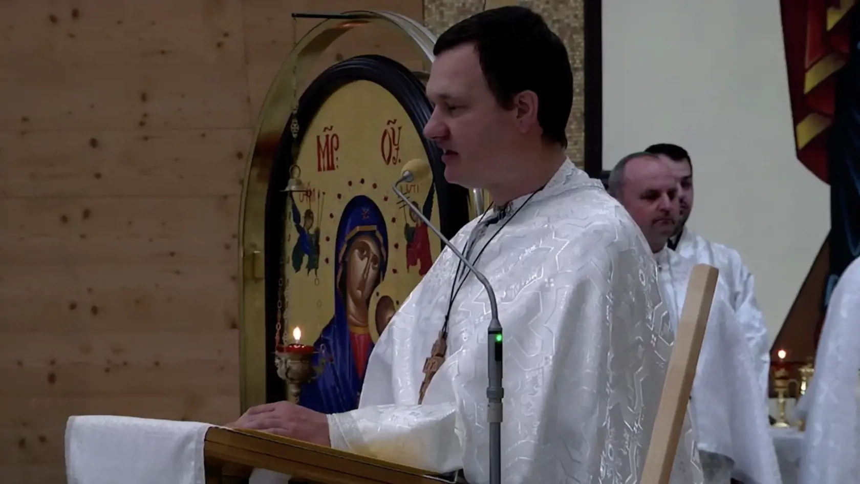 Pohreb zosnulých z tragédie na Spiši. Gréckokatolícky kňaz Peter Horvát: "Keď nás tá správa zasiahla a povedal som – modlime sa, štyridsiati mladí chlapi padli na kolená. Viedli nás v modlitbe. Môj syn Jakub mal blízko k Sofi, mal ju rád. No keď sa vrátil, bol úplne pokojný, kľudný. Hovoril: Ja som sa s ňou porozprával. Len jej telo odišlo, ale jej duša je tu. Stále sa modlím za rodinu aj za nich, tým viac cítim, že sa o chvíľu začnem modliť ku nim. Som presvedčený, že táto smrť prinesie život."