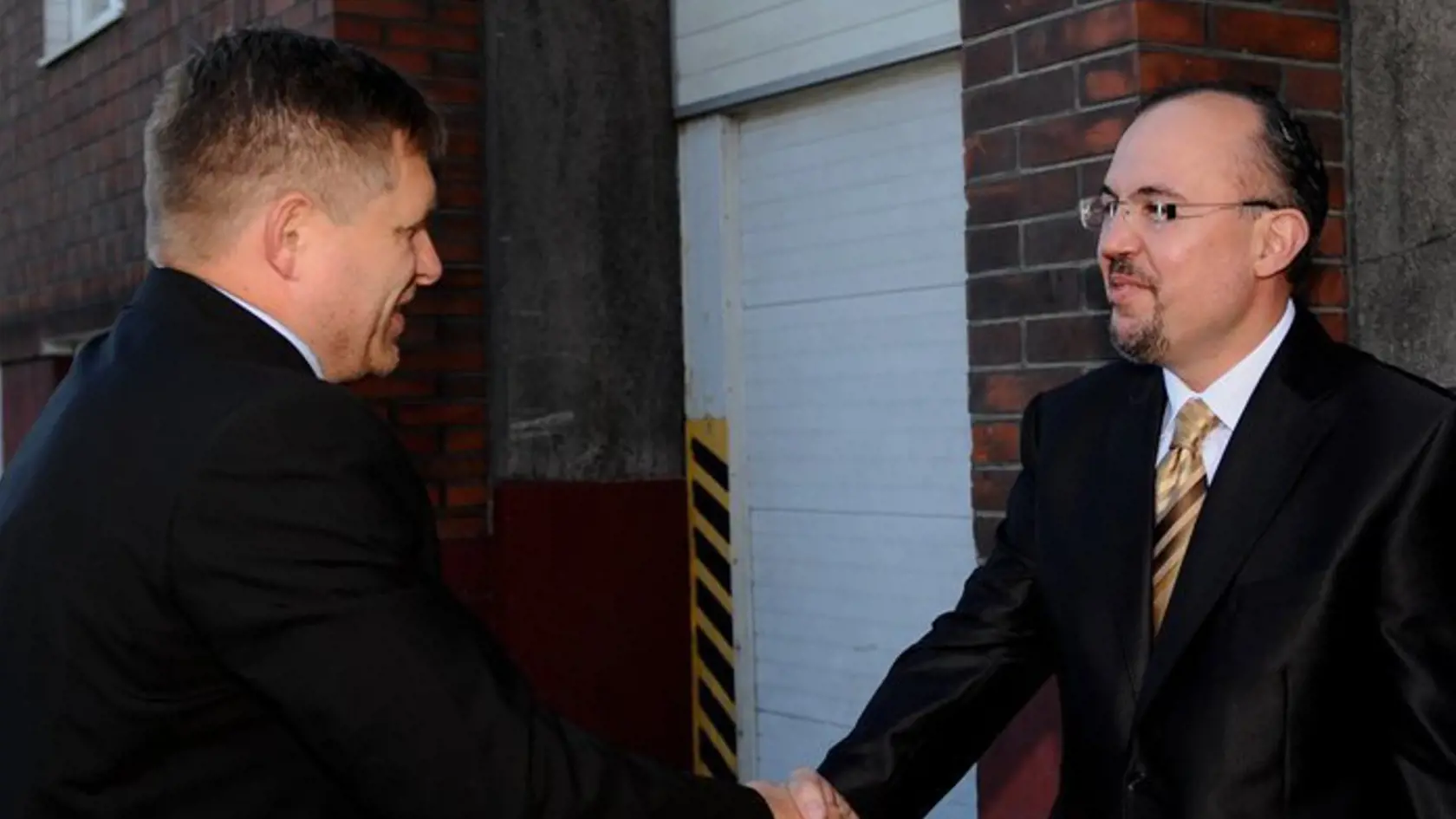 Robert Fico a predseda Správy štátnych hmotných rezerv SR, Kajetán Kičura: Najskôr sa dohodli na výstavbe továrne na výrobu vakcín, teraz ju zastavili pre nezáujem farmaceutických firiem.