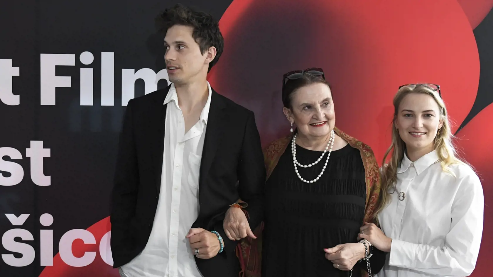 Na snímke zľava Matej Paprčiak, herečka Eva Holubová a dcéra Karolína Holubová pózujú počas záverečného ceremoniálu v Kunsthalle v Košiciach.