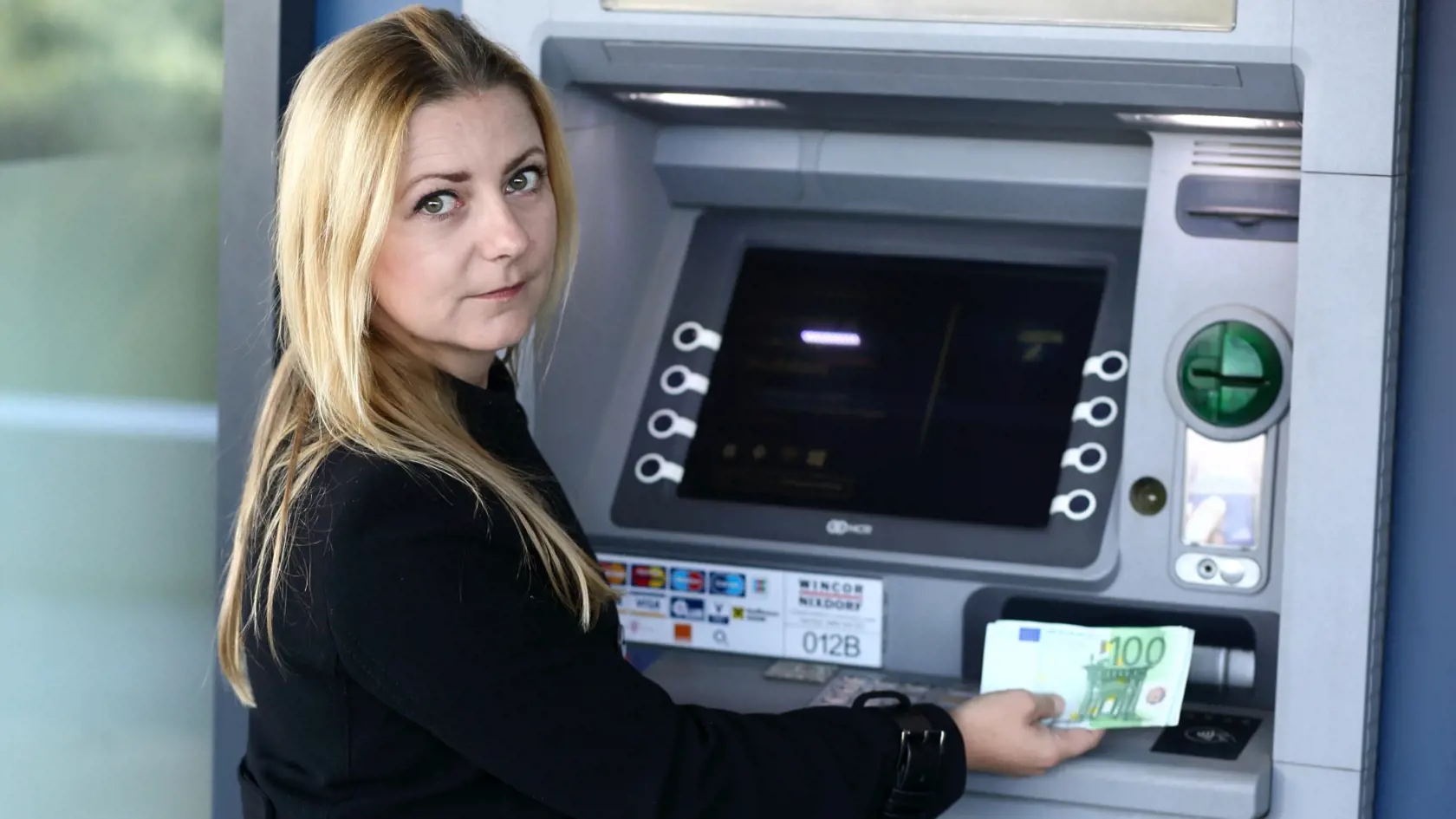 Mnohí sa z rastúcej sumy na svojom účte tešia, no zrejme si neuvedomujú, že o svoje ťažko zarobené peniaze postupne prichádzajú.