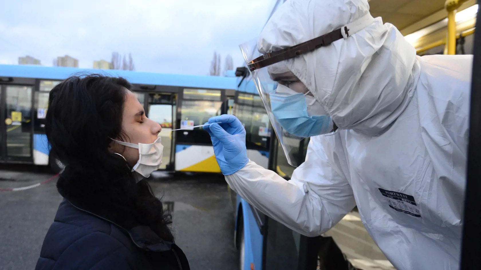 Antigénové testovanie na Covid-19 počas celoplošného skríningu v košickej mestskej časti Džungla. Testovalo sa tu v autobusoch MHD v depe DPMK na Hornádskej 10. Košice 24. januára 2021. FOTO TASR – Milan Kapusta

