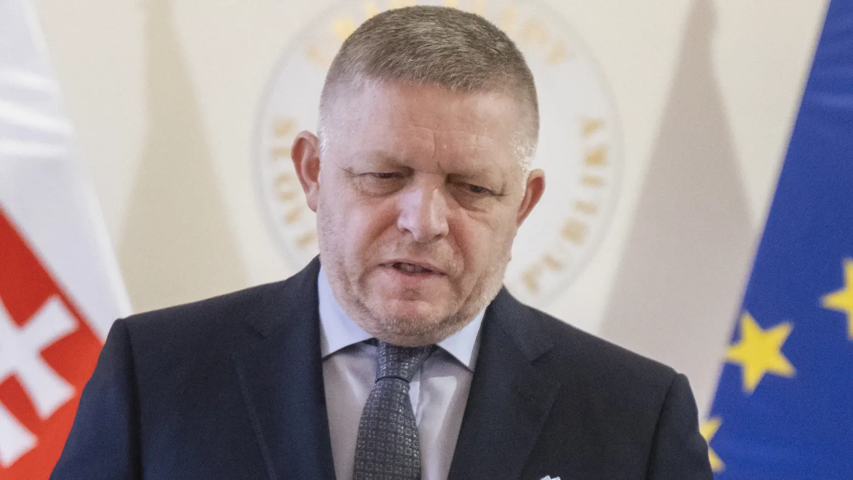 Podľa premiéra je strašne, že na Slovensku máme politické strany a politikov, ktoré túžia po moci, ale nevedia udržať svoj názor ani 24 hodín, „lebo sa riadia novinovými článkami protivládnych médií.“ Po chvíli však začal kritizovať aj politikov z vládnej koalície. Na pretras sa tak dostala transakčná daň, ktorá dokonca robí vrásky na čele aj prezidentovi.