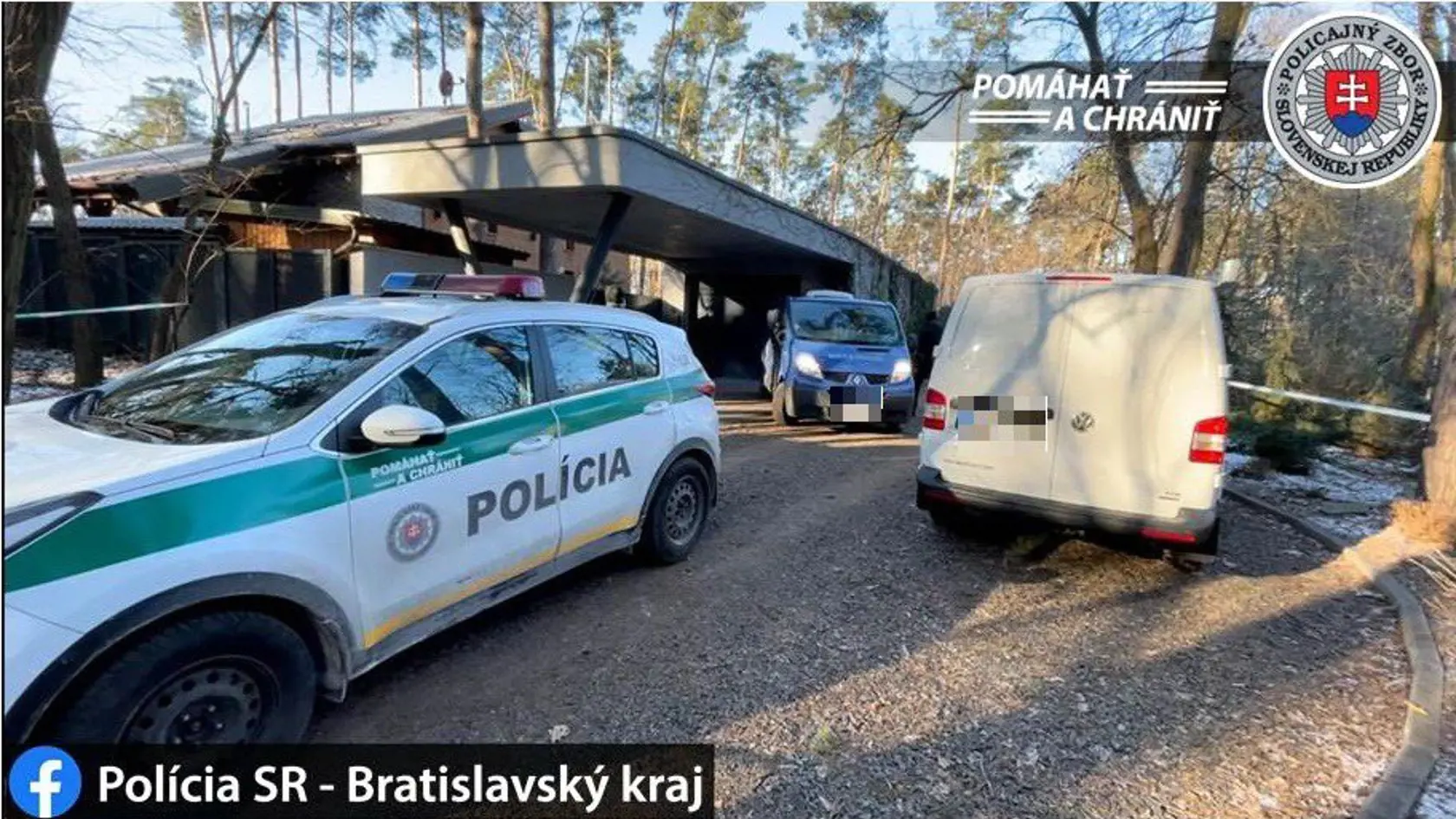 Na snímke policajné auto pred rodinným domov v Plaveckom Štvrtku v sobotu 13. februára 2021. Polícia v piatok (12. 2.) krátko pred polnocou prijala oznámenie o postrelenej žene a zastrelenom mužovi v jednom z rodinných domov v Plaveckom Štvrtku. Prípad si vzhľadom na jeho závažnosť na mieste prevzala bratislavská krajská kriminálka. Televízia JOJ informovala, že ide o Františka Böhma, kľúčového svedka vo viacerých aktuálne políciou vyšetrovaných kauzách, a jeho manželku.Böhm bol bývalým príslušn