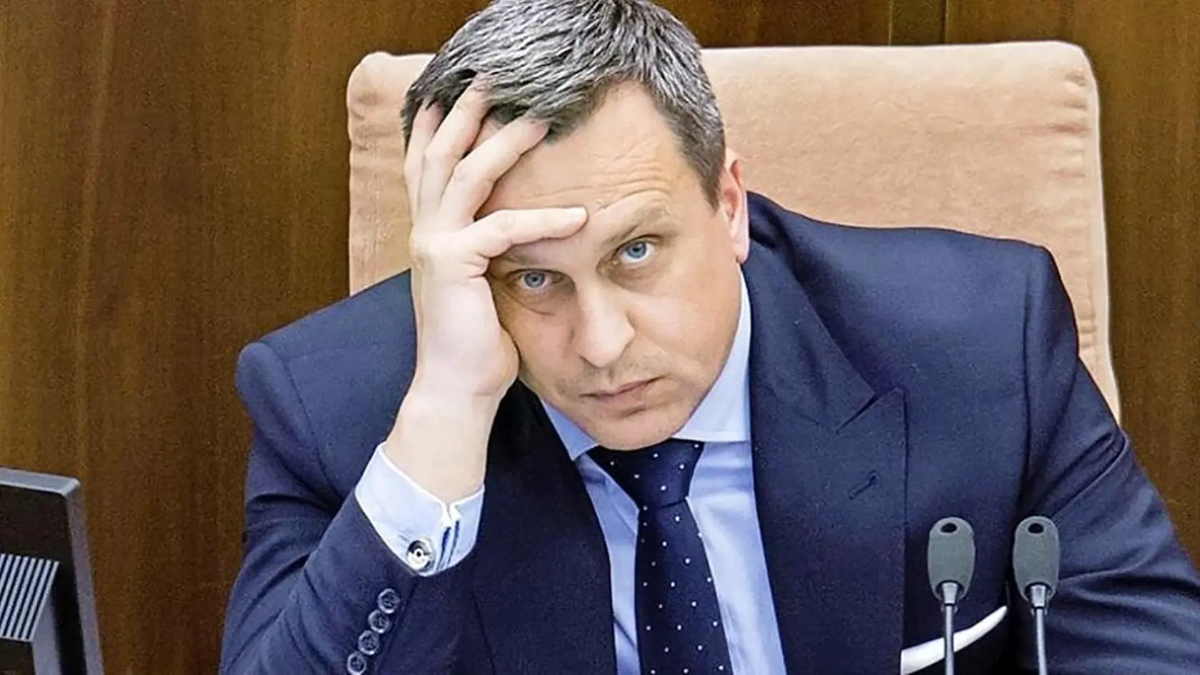 „Čo dodať, géniovia prišli do parlamentu. Boh nás varuj, ak títo ešte dva roky budú ovládať Slovensko. Oni sú naozaj šialení, ako keby sme nemali iné starosti. Možno je to však geniálny nápad na splatenie dlhov, ktoré za rok narobili,“ myslí si predseda SNS Andrej Danko.