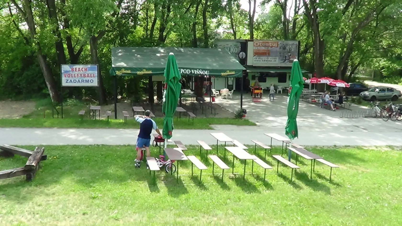 Konečne
nám počasie umožňuje
športovať vonku, pod holým
nebom!