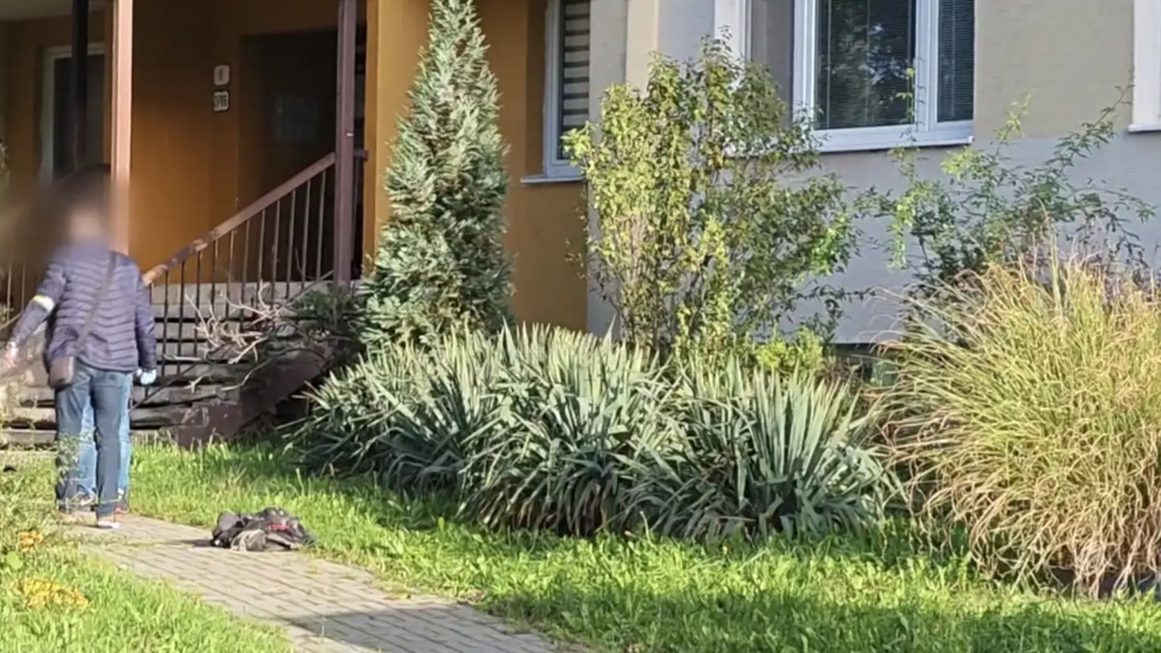 Spadol medzi kríky pri paneláku a ako prví mu prišli na pomoc susedia.