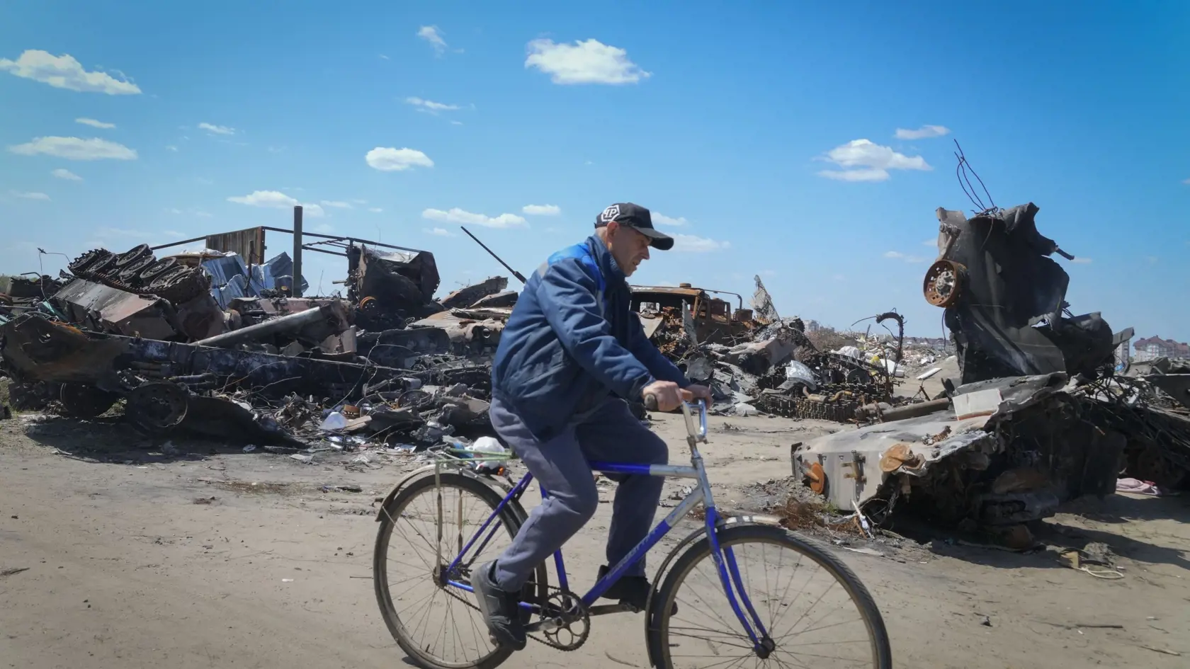 JB 32 Buča - Miestny obyvateľ jazdí na bicykli okolo vrakov zničených ruských vojenských vozidiel v ukrajinskom meste Buča na predmestí  Kyjeva 10. mája 2022. FOTO TASR/AP

A local residence rides a bike past a destroyed Russian military vehicle in Bucha, on the outskirts of Kyiv, Ukraine, Tuesday, May 10, 2022. (AP Photo/Efrem Lukatsky)