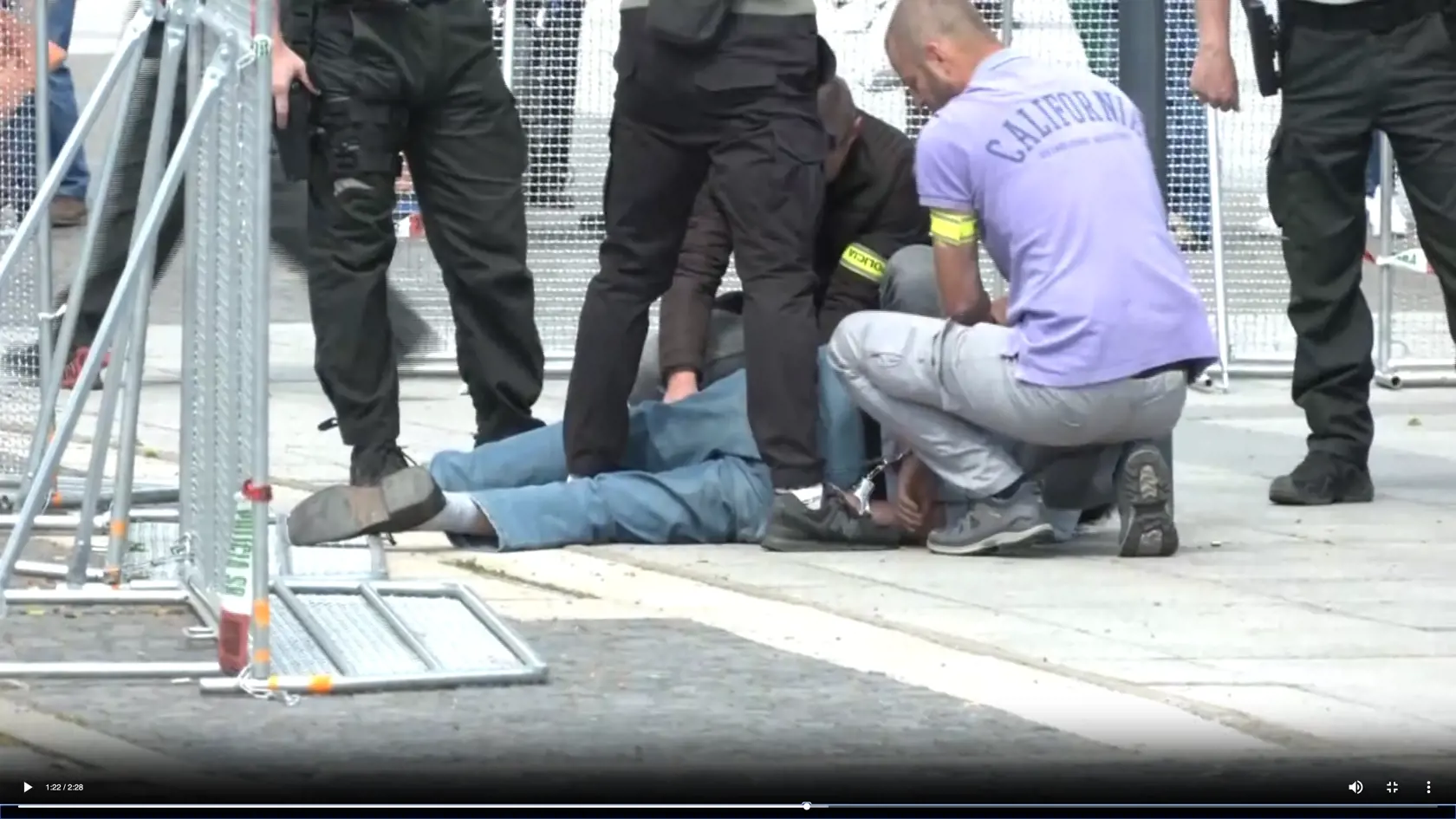 Po zásahu zostal údajný strelec ležať na zemi.  Fica v stredu po výjazdovom rokovaní vlády v Handlovej postrelili. Na mieste padlo niekoľko výstrelov, útočníka zadržali. Priestor pred Domom kultúry v Handlovej, kde sa zasadnutie vlády konalo, evakuovali.