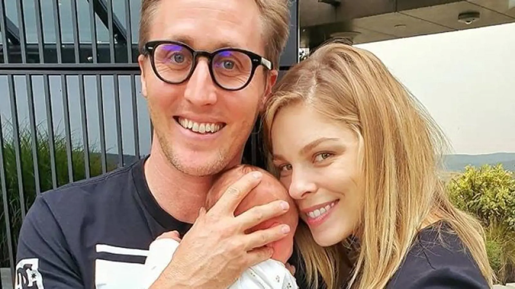 Matej "Sajfa" Cifra a Veronika Ostihoňová Cifrová s dcérkou Sárou.