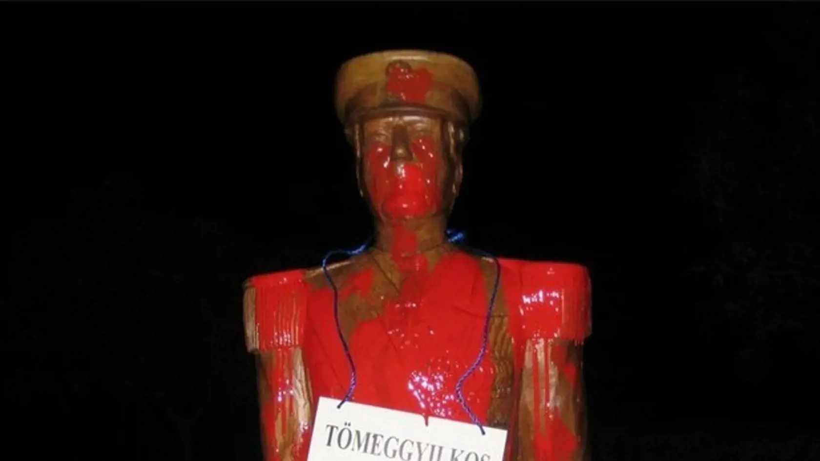 Maďarský advokát oblial sochu červenou farbou.