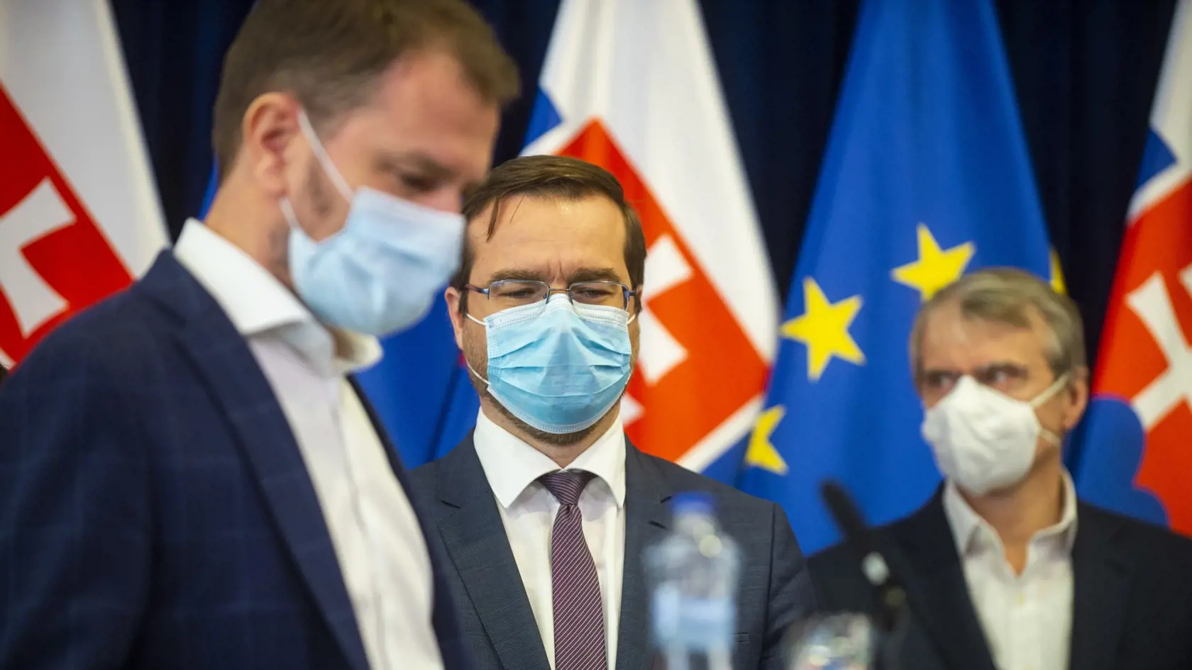 Na snímke zľava predseda vlády SR Igor Matovič (OĽaNO), minister zdravotníctva SR Marek Krajčí (OĽaNO), vpravo člen permanentného krízového štábu a expert na biochémiu Robert Mistrík počas tlačovej konferencie po kľúčovom stretnutí so zástupcami laboratórií v SR 26. Marca 2020 v Bratislave. FOTO TASR -  Jakub Kotian