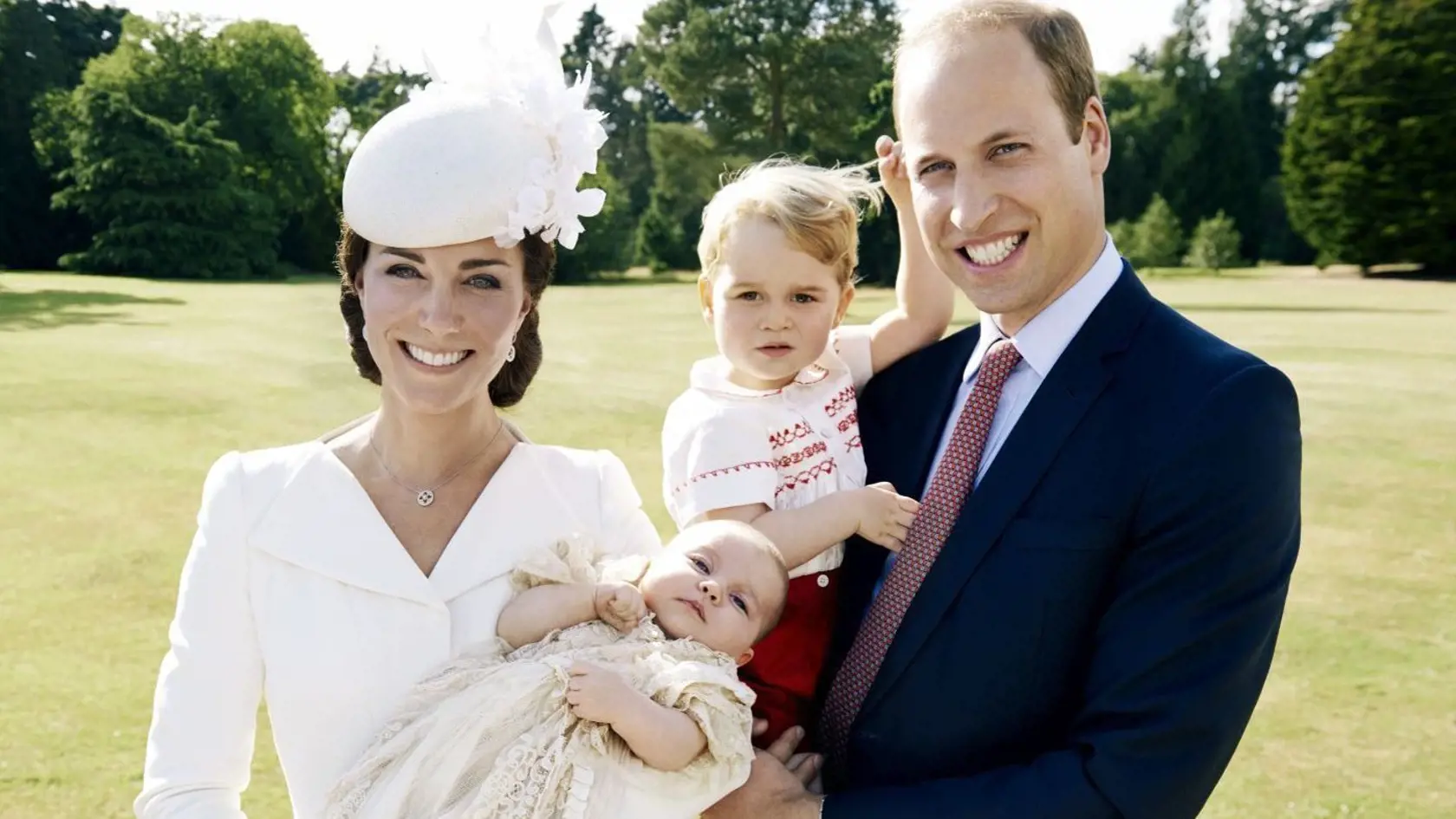 Kate s Williamom so svojimi ratolesťami - Georgeom a Charlotte.