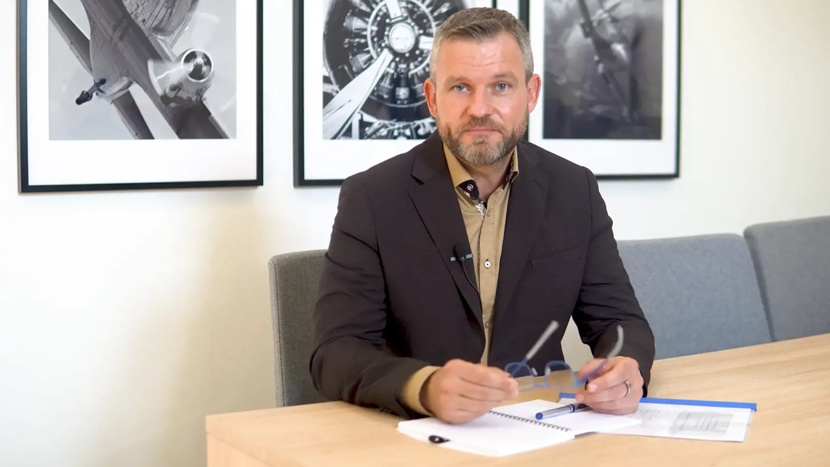 Vláda podľa Pellegriniho robí veľké zmeny a reformy v oblasti súdnictva a zdravotníctva bez tých, ktorých sa to bytostne dotýka. „Ide dokonca priamo proti múru a proti ich názoru a pohľadu na vec,“ tvrdí.
