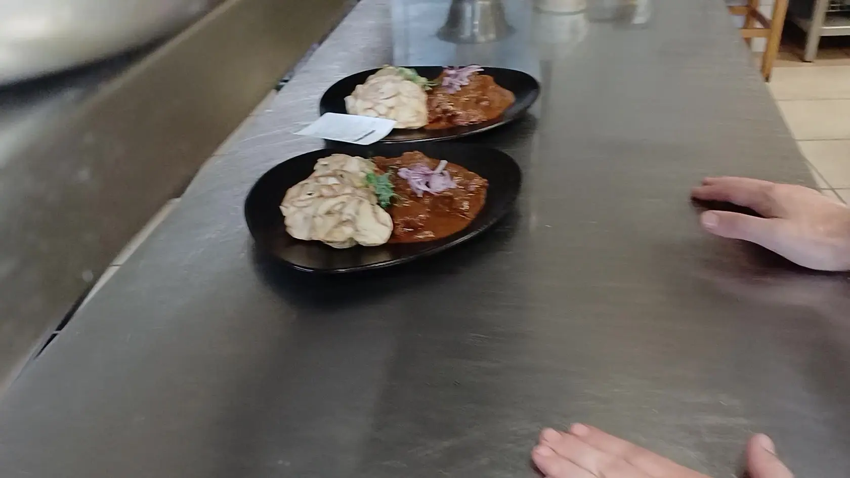 V minulosti potrebovali majitelia reštaurácií na medvedie mäso špeciálne povolenia, ktoré úrady len tak ľahko neposkytli. Medvedie špeciality z menu teda zmizli. Od pondelka sa v mnohých podnikoch do ponuky vrátia.