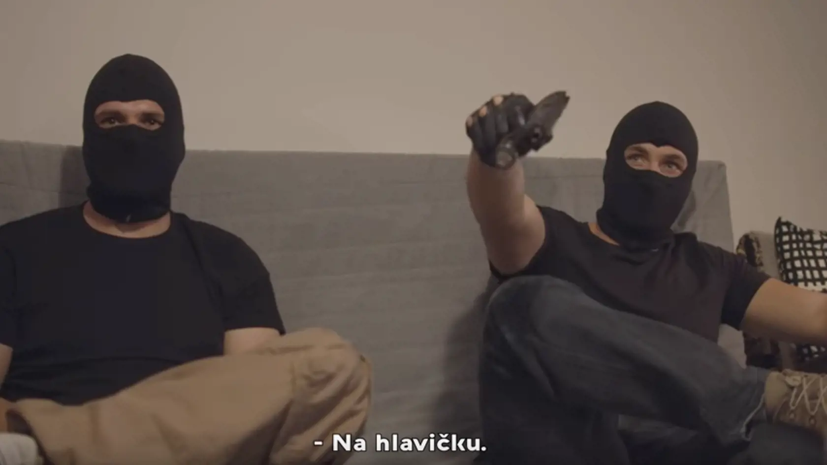 Zabijaci nakážu novinárovi, aby si dal na hlavičku vrece.