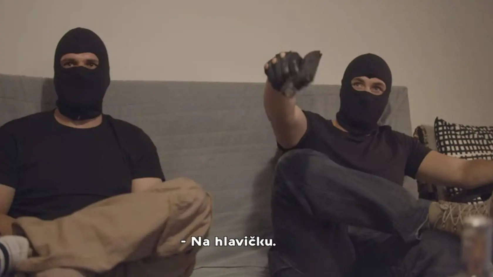 Elán vypustil do sveta škandalózny klip, kde Jožo Ráž mieri zbraňou na novinárov.