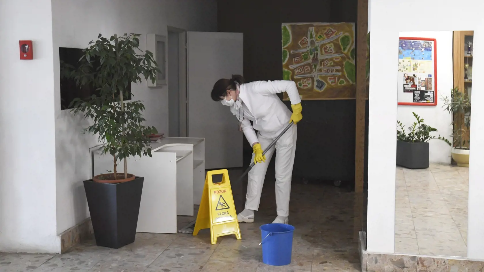 Hotelová akadémia v Košiciach pripravuje školský internát a hotelovú časť pre ubytovanie zdravotníckych pracovníkov, zmluvu podpísali s košickou záchrankou, povedal pre TASR riaditeľ Radko Rakušan. K dispozícii majú 66 izieb pre 155 osôb, v prípade potreby stravovania oživia do 24 hodín činnosť školskej jedálne a budú plne k dispozícii potrebám krízového štábu VÚ. Na snímke upratovanie a dezinfekcia priestorov. Košice, 26. marca 2020. FOTO TASR – František Iván 