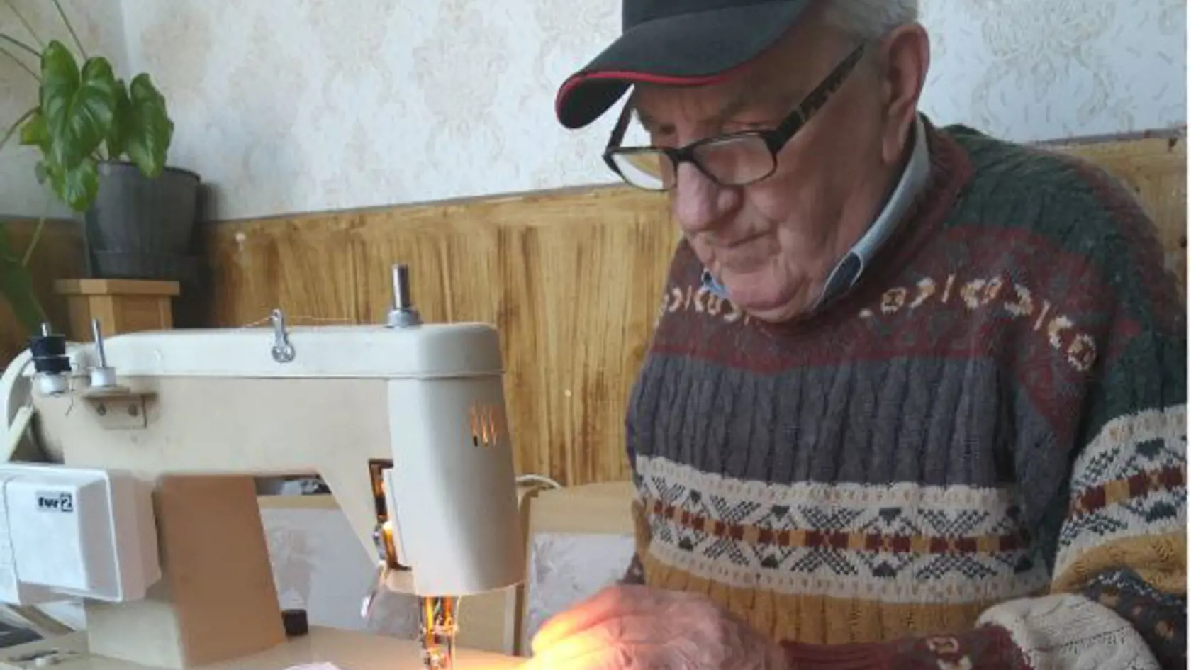 Bratislavský dôchodca Imrich Somogyi nečakal na pomoc, sám začal šiť rúška aj pre iných.